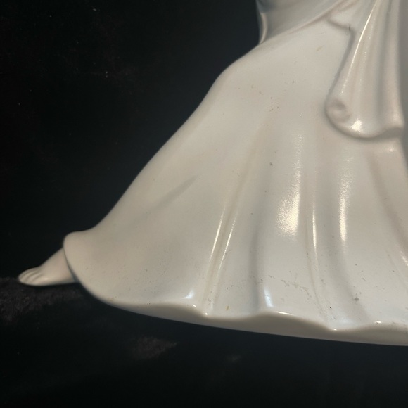 Beautiful Porcelain Seated Madonna with Baby Jesus. 9” high 8.5” at the widest - Picture 4 of 12